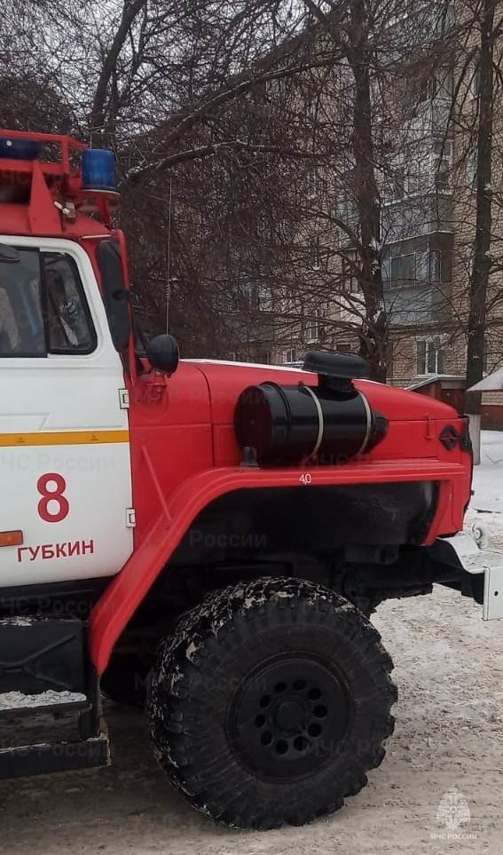 Спасатели МЧС России приняли участие в ликвидации ДТП в городе Губкин Губкинского городского округа на улице Дзержинского