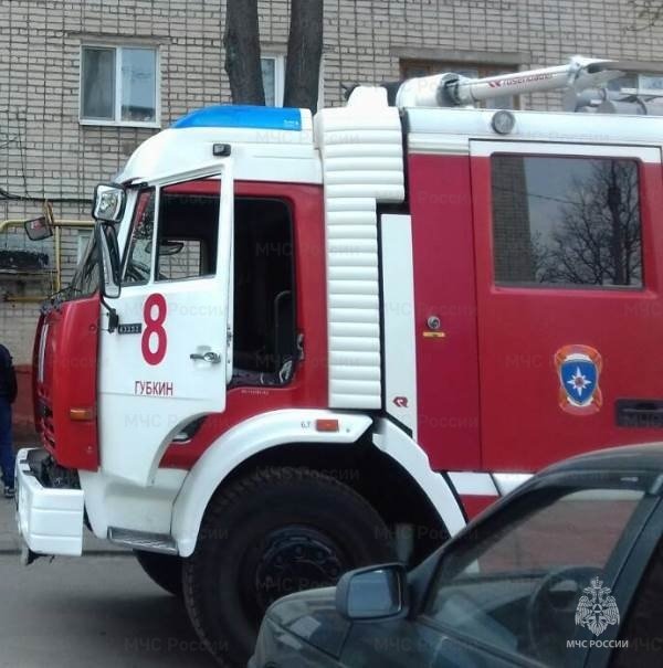 Спасатели МЧС России приняли участие в ликвидации ДТП в городе Губкин на улице Белгородская